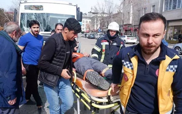 Erzurum'da korkunç kaza! Çok sayıda yaralı var