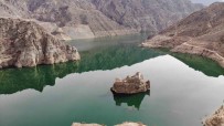 Baraj Sulari Çekildi Tarihi Kale Ortaya Çikti Haberi