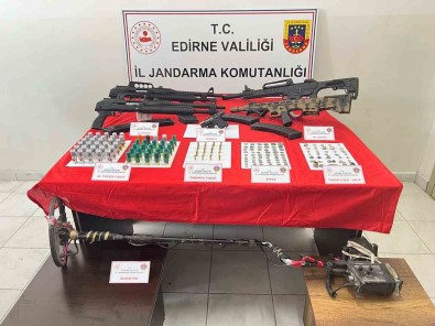 Edirne'de Tarihi Eserler Ve Silahlar Ele Geçirildi