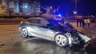 Esenler'de Otomobil Seyir Halindeki Servis Minibüsüne Çarpti Açiklamasi 2 Yarali