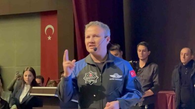 Ilk Türk Astronot Alper Gezeravci Düzce'de Gençlerle Bulustu