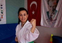 Serebral Palsili Pinar, 'Para Karate' Ile Hayata Tutunup Türkiye 2.'Si Oldu