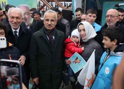 Bakan Uraloglu, Kütahya'da AK Parti'nin Zafer Meydani'ndaki Seçim Bürosunu Ziyaret Etti