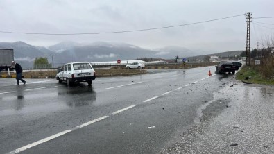 D100'de Iki Otomobil Çarpisti Açiklamasi 5 Yarali