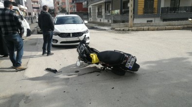 Motosiklet Ile Otomobil Çarpisti, Ehliyetsiz Çocuk Sürücü Yaralandi