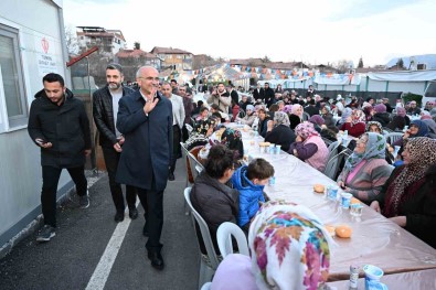 Büyüksehir Adayi Sami Er, Depremzedelerle Iftar Yapti