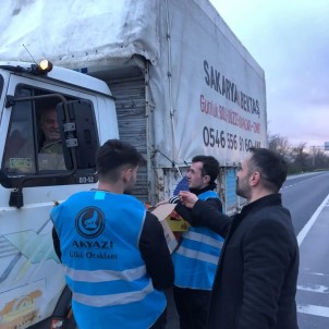 Trafikte Kalan Sürücülere Iftariyelik Dagittilar