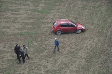 Yoldan Çikan Otomobil, Tarlaya Uçtu Açiklamasi 1 Yarali