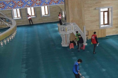 Tatvan'da Gönüllülerden Ramazan Ayina Özel Camii Temizligi