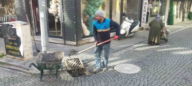 Yagmursuyu Izgaralarina Atilan Çöpler Temizlendi