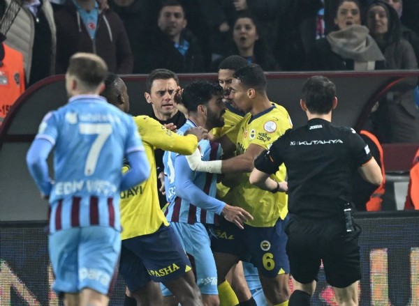 Egemen Korkmaz'dan İrfan Can Eğribayat'a yumruk! O anları paylaştı...