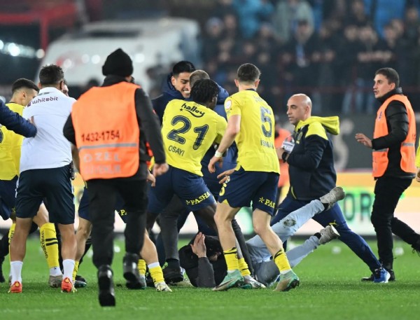 Egemen Korkmaz'dan İrfan Can Eğribayat'a yumruk! O anları paylaştı...