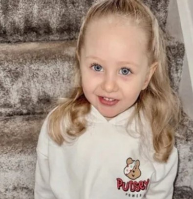 3 yaşındaki küçük kız adeta yaşadığı evi yiyor! Nadir durumu camları, kanepeyi ve duvarları yemesine neden oluyor…