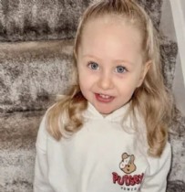 3 yaşındaki küçük kız adeta yaşadığı evi yiyor! Nadir durumu camları, kanepeyi ve duvarları yemesine neden oluyor…