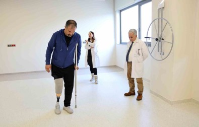 Depremde 2 Evladini Ve Bacagini Kaybeden Baba, Proteziyle Yürümeye Basladi