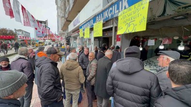 Kilosu 25 TL'den Satilan Istavriti Almak Için Tezgah Önünde Kuyruga Girdiler