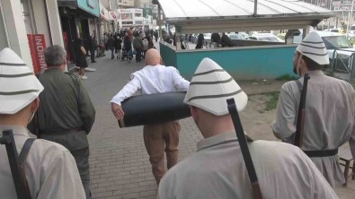 Seyit Onbasi Sirtindaki Top Mermisi Ile Metroya Bindi, Vatandaslar Duygulandi..