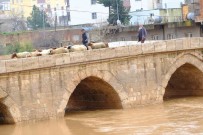 Mardin'de Yagisla Birlikte Tarihi Dunaysir Köprüsü'nün Debisi Yükseldi Haberi
