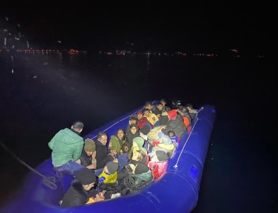 Çanakkale Açiklarinda 14'Ü Çocuk, 31 Kaçak Göçmen Yakalandi