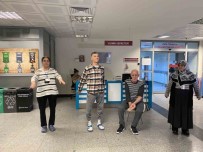 Fizik Tedavi Hastalari Hastane Koridorunda 'Tai Chi' Yapti