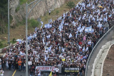 Israil'de Binlerce Gösterici Kudüs'teki Basbakanlik Konutu'na Yürüyor