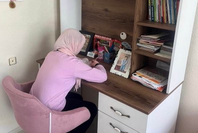 Aslanapa Kaymakamligindan Ihtiyaç Sahibi Ögrencilere Çalisma Masasi Ve Koltuk