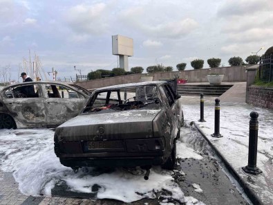 Avcilar'da Yanan Taksi Park Halindeki Otomobile Çarpti Açiklamasi Iki Araç Alev Topuna Döndü