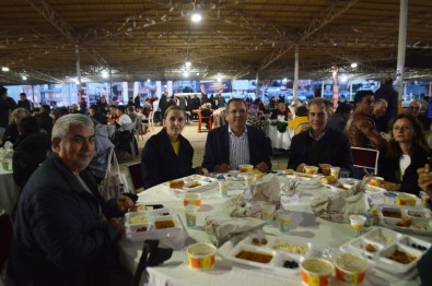 Ayvalik Belediyesi'nden 5 Bin Kisilik Iftar