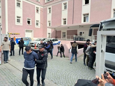 Izmir'de Nevruzda 'Terör Propagandasi' Yapan Süphelilerden 6'Si Tutuklandi