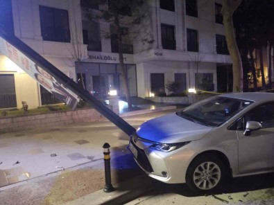 Kadiköy'de Kontrolden Çikan Araç Park Halindeki Otomobile Çarpti Açiklamasi 2 Yarali