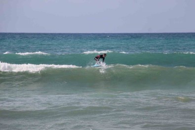 Sörf Tutkunlari Dalgali Denizi Firsat Bilip Sörf Yapti
