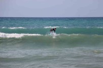 Sörf Tutkunlari Dalgali Denizi Firsat Bilip Sörf Yapti Haberi