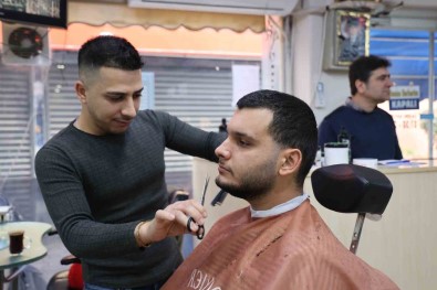 Depremzede Berberden Enflasyona Karsi Fiyat Tarifesi Açiklamasi Saç Tirasi 45 TL