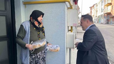 Down Sendromlu Muhtar Adayi Kapi Kapi Dolasip Ramazan Pidesi Dagitiyor