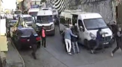 Istanbul'da Trafikte 'Neden Bana Çarptin' Dayagi Kamerada Açiklamasi 5 Kisi Baba Ve Oglunu Dövdü