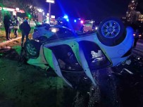 Refüjü Asan Otomobil Karsi Seritteki Araca Çarpti Açiklamasi 5 Kisi Yaralandi