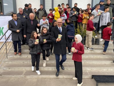 Sorgun'da Minik Eller Gelecek Için Fidan Dikti