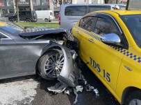 Süratli Gelen Otomobil Isiklarda Duran Araçlara Çarpti Açiklamasi 1 Yarali