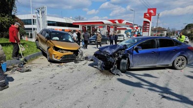 SUV Tarzi Araç Ile Otomobil Kafa Kafaya Çarpisti Açiklamasi 2 Yarali