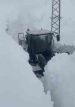 Yüksekova'da 4 Metrelik Kar Tünelinde Çalisma