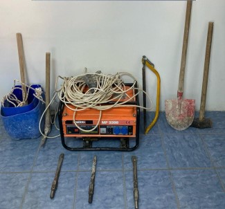 Define Avcilari Kazdiklari 35 Metrelik Kuyuda Suçüstü Yakalandi