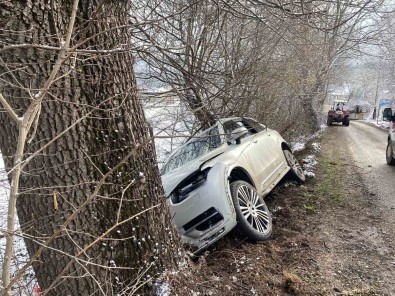 Kontrolden Çikan Cip Agaca Çarpti Açiklamasi 3 Yarali