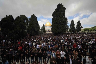 Mescid-I Aksa'da Ramazan Ayinin Ikinci Cuma Namazinda 120 Bin Müslüman Saf Tuttu