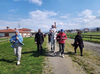 Özel Bireyler Ata Binmenin Heyecanini Yasadi