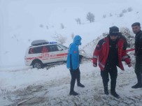 Siirt'te Kardan Kapanan Yolda Mahsur Kaldigi Araçlar Kurtarildi