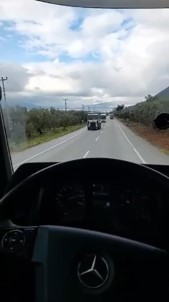 Tir Ile Servis Minibüsünün Çarpisma Ani Cep Telefonu Kamerasina Yansidi