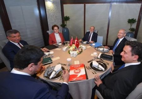 Meral Akşener eski ortaklarını topa tuttu: Hepsi dümen içindeymiş, sizin kabadayılığınız İYİ Parti'ye geçmez