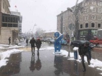 Erzurum'da Mart Sonunda Lapa Lapa Kar Yagdi