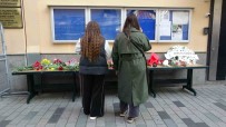 Istanbul'daki Rus Vatandaslar Konsolosluk Binasi Önüne Çiçek Birakti