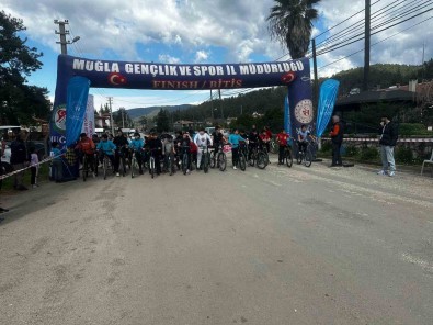 Ula'da 150 Sporcu Ile Bisiklet Yarismasi Gerçeklestirildi